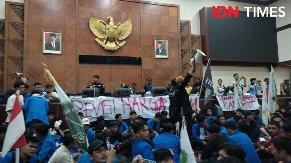 [BREAKING] Demo BBM Naik, Ratusan Mahasiswa di Aceh Kuasai Gedung DPRA