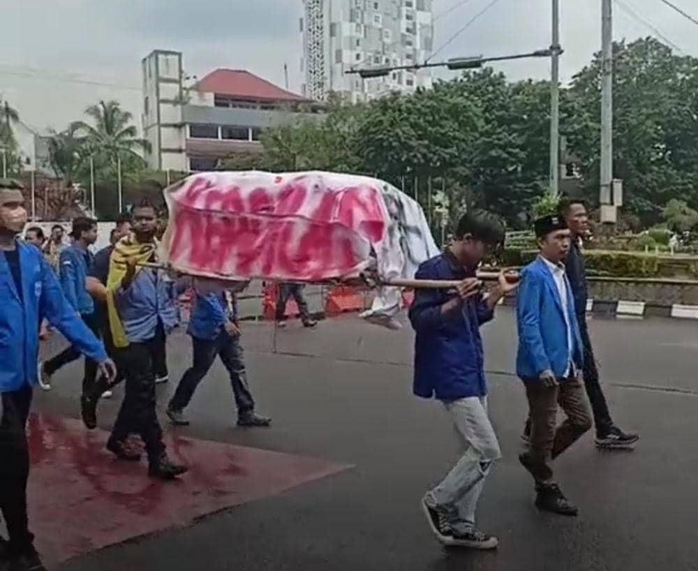 Mahasiswa membawa peti jenazah secara simbolis (Dok: istimewa)