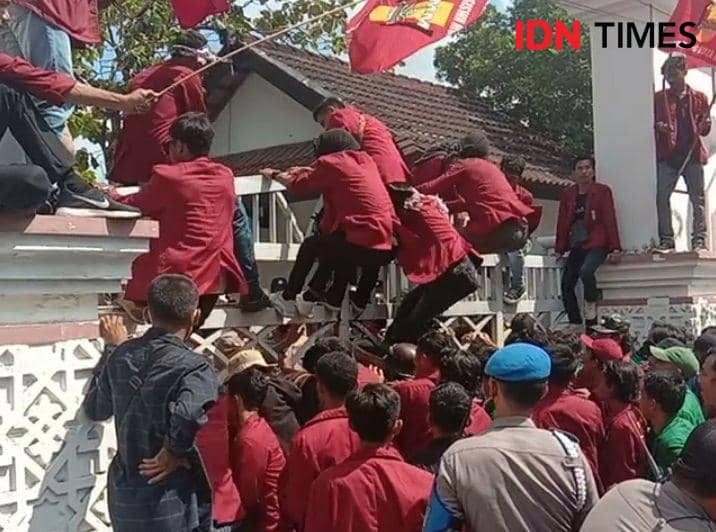 Tolak Kenaikan Harga BBM, Ribuan Mahasiswa Kepung DPRD NTB