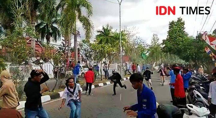 Foto massa aksi sedang berhamburan lari akibat ditembak gas air mata oleh polisi (IDN Times/Juliadin)