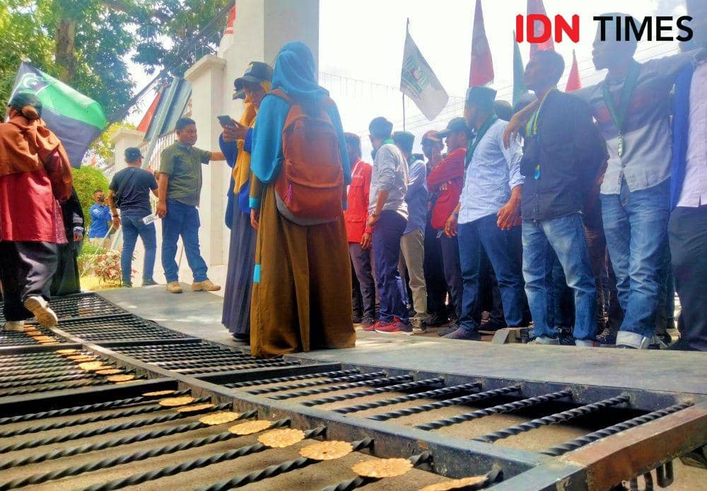 Demo Korupsi Bansos, Mahasiswa Robohkan Gerbang Kantor Kejari Bima