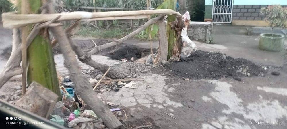 Jalan yang ditanami pohon pisang oleh warga. (facebook.com/Elly Fajry)