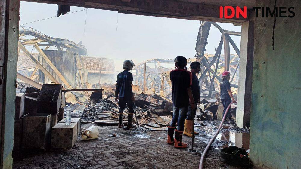 Petugas pemadam kebakaran Pemkab Madiun masih melakukan pembasahan di Pasar Dungus, Kecamatan Wungu yang terbakar. IDN Times/Nofika Dian Nugroho