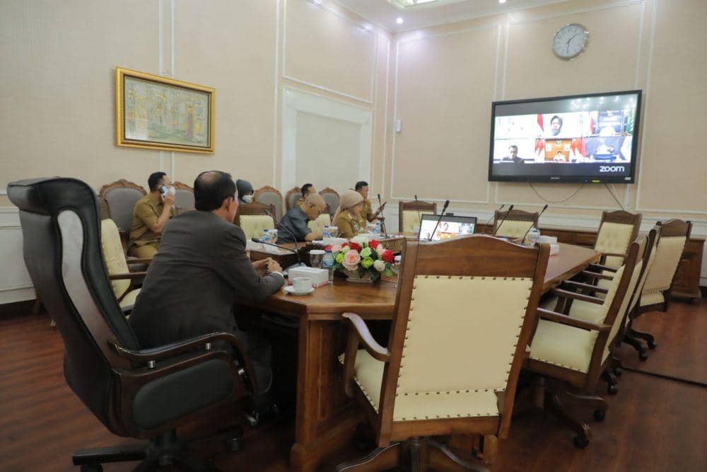 Wali Kota Palembang, Harnojoyo, mengikuti rapat virtual membahas kebijakan inflasi beraama kementrian dalam negeri dan kementrian keuangan (IDN Times/Dokumen Kominfo Palembang)