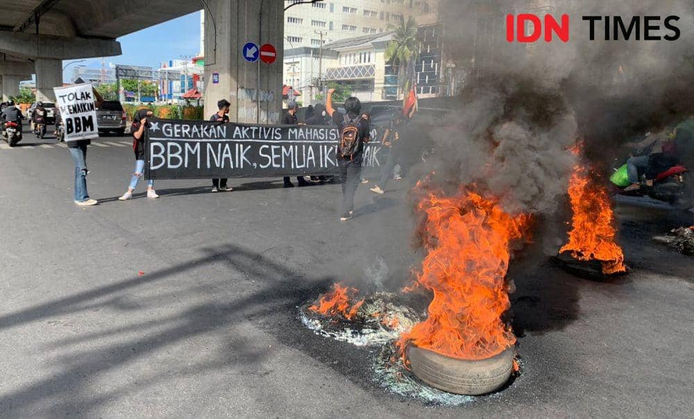 Demo Mahasiswa di Makassar: BBM Naik, Semua Ikut Naik