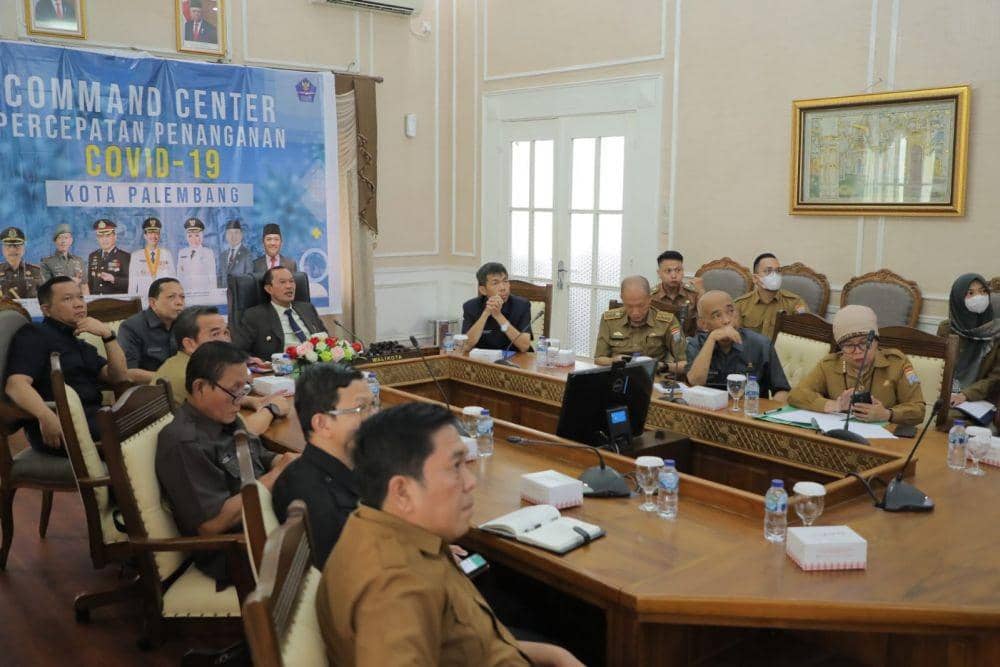Wali Kota Palembang, Harnojoyo, mengikuti rapat virtual membahas kebijakan inflasi beraama kementrian dalam negeri dan kementrian keuangan (IDN Times/Dokumen Kominfo Palembang)
