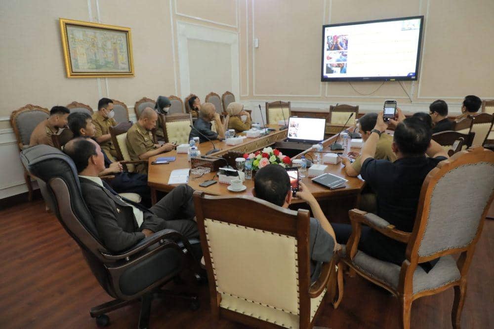 Wali Kota Palembang, Harnojoyo, mengikuti rapat virtual membahas kebijakan inflasi beraama kementrian dalam negeri dan kementrian keuangan (IDN Times/Dokumen Kominfo Palembang)