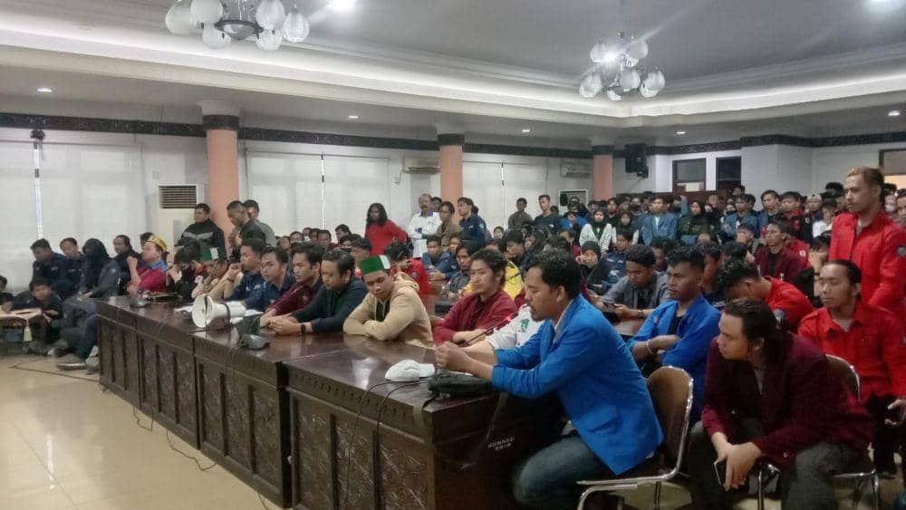 Demo Mahasiswa Kenaikan Harga BBM, Menjebol Pagar Gedung DPRD Tarakan