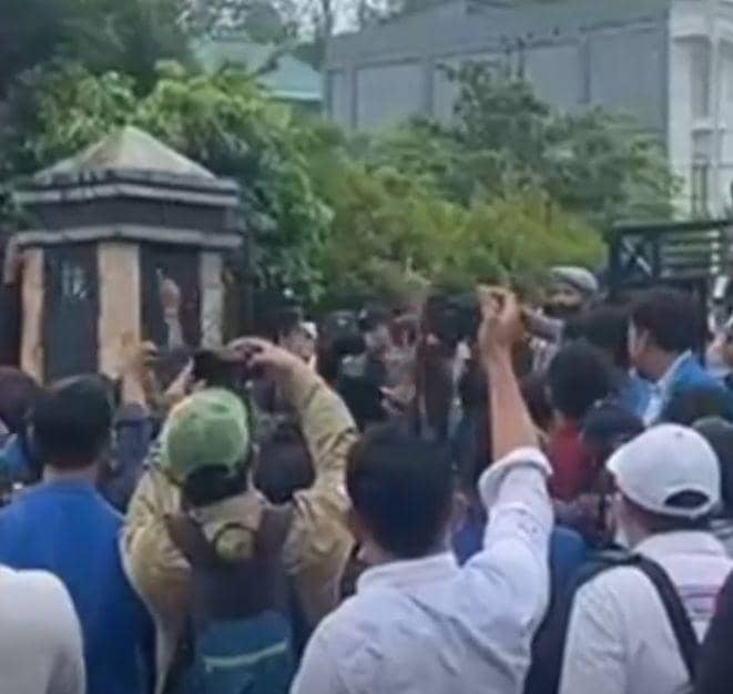 Mahasiswa sempat ricuh saat dibatasi masuk bertemu DPRD Tarakan (dok. Istimewa)