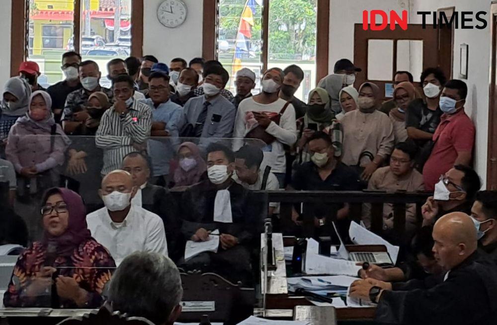Dihadirkan ke Ruang Sidang, Ade Yasin Bantah Instruksikan Suap BPK