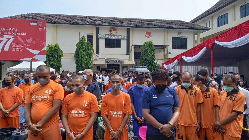 Deretan para pelaku penyalahgunaan BBM di Polrestabes Semarang. (Dok Humas Polda Jateng)
