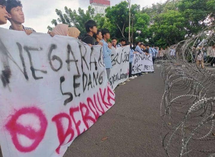 Hujan Bubarkan Demonstasi Mahasiswa Tolak Kenaikan BBM di Palembang