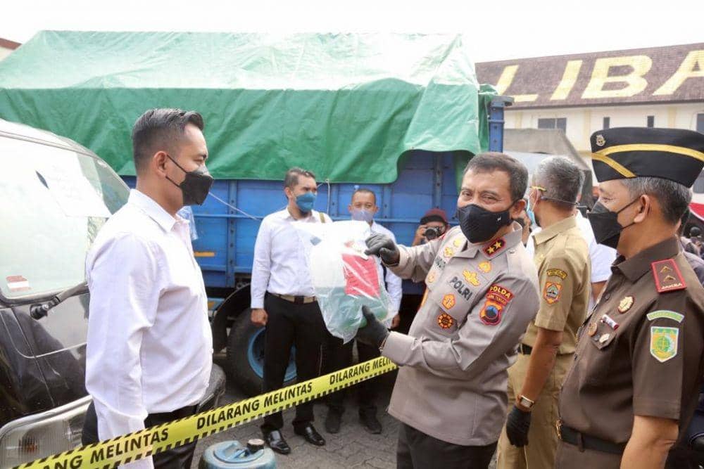 Kapolda Jateng Irjen Pol Ahmad Luthfi menunjukkan barang bukti dokumen penyalahgunaan BBM. (Dok Humas Polda Jateng)