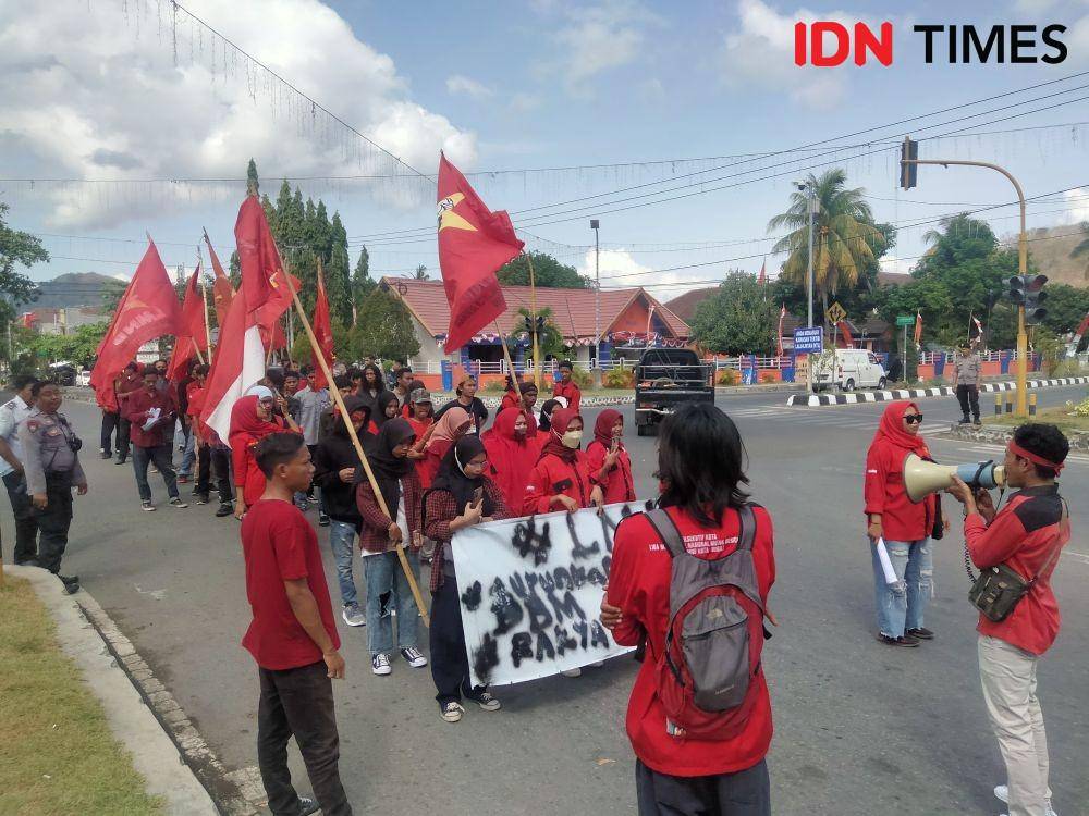 Foto massa aksi LMND saat berjalan menuju Kantor DPRD Kabupaten Bima (IDN Times/Juliadin)