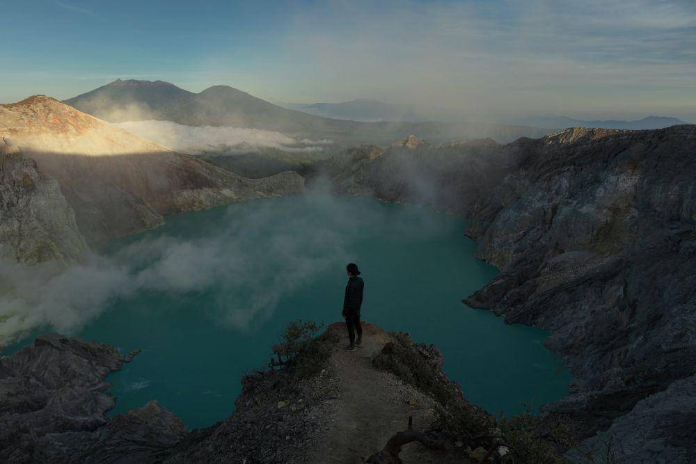 wisatawan berfoto di Kawah Ijen. (unsplash.com/ Khamkéo Vilaysing)