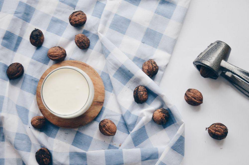 ilustrasi walnut milk (pexels.com/Ekrulila)