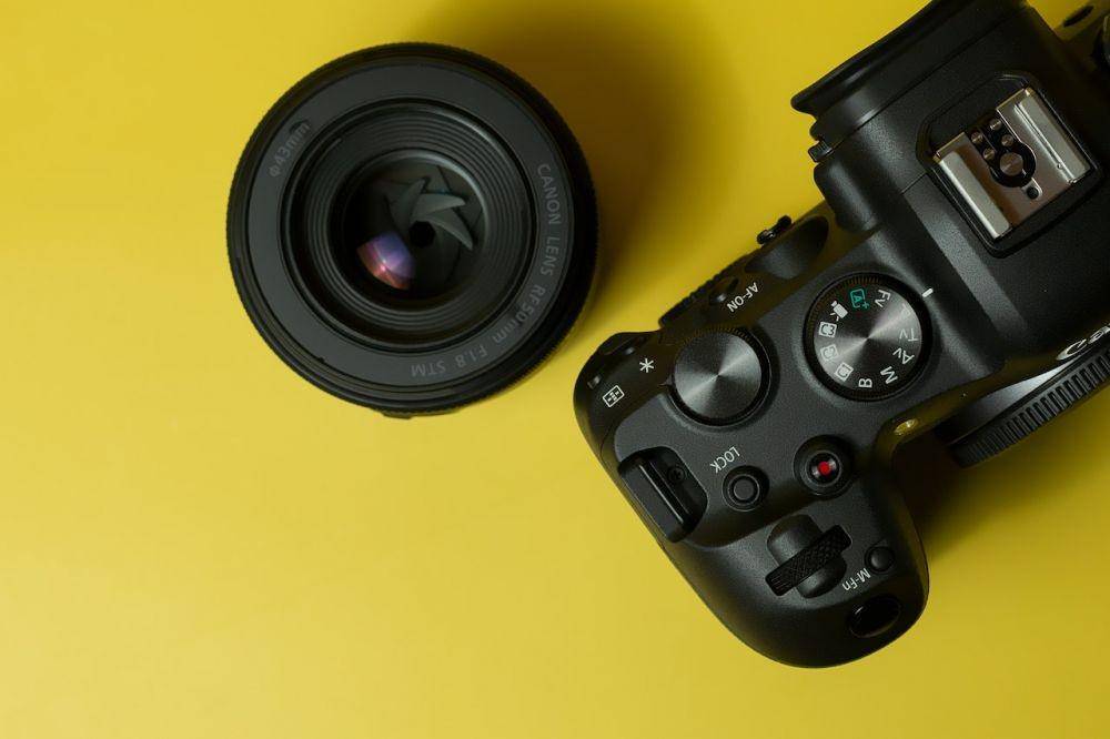 ilustrasi kamera mirrorless (Pexels/Ivan Babydov)