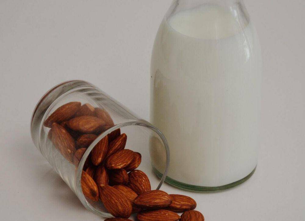ilustrasi almond milk (pexels.com/Pegah)