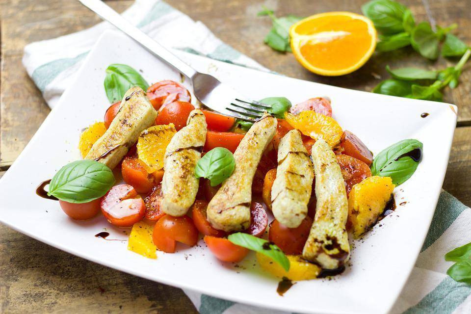ilustrasi salad ayam seitan (pixabay.com/Bernadette Wurzinger)