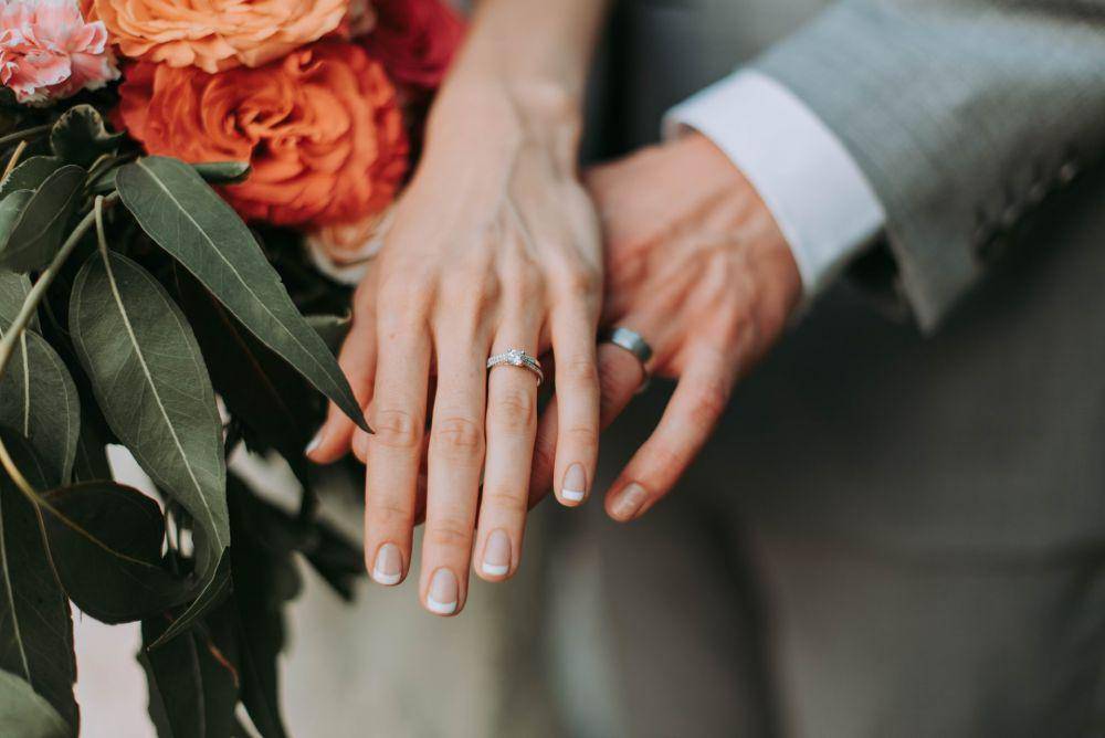 ilustrasi cincin kawin (unsplash.com/Samantha Gades)