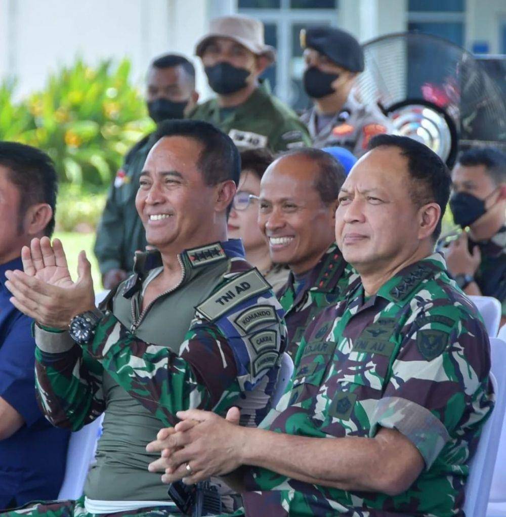 Panglima TNI Jenderal Andika Perkasa dan Kepala Staf TNI Angkatan Udara (KSAU) Marsekal Fadjar Prasetyo di acara latgab Garuda Super Shield 2022 di Dabosingkep. (www.instagram.com/@militer.udara)