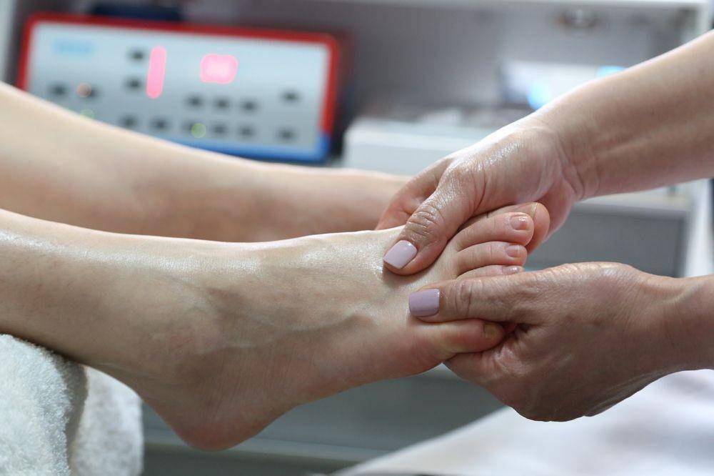 ilustrasi memeriksakan jari kaki ke dokter (pixabay.com/wangyanwei)