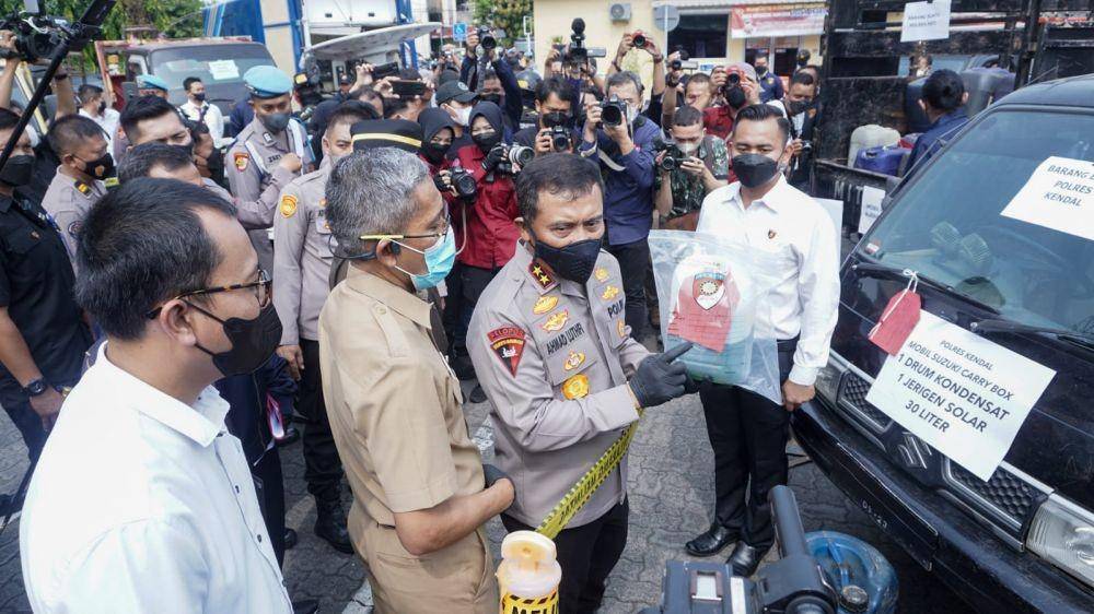 Pertamina Patra Niaga Jateng dan DI Yogyakarta dan Polda Jateng menindak oknum penjual BBM Ilegal, Senin (5/9/2022). (dok. Pertamina Patra Niaga)