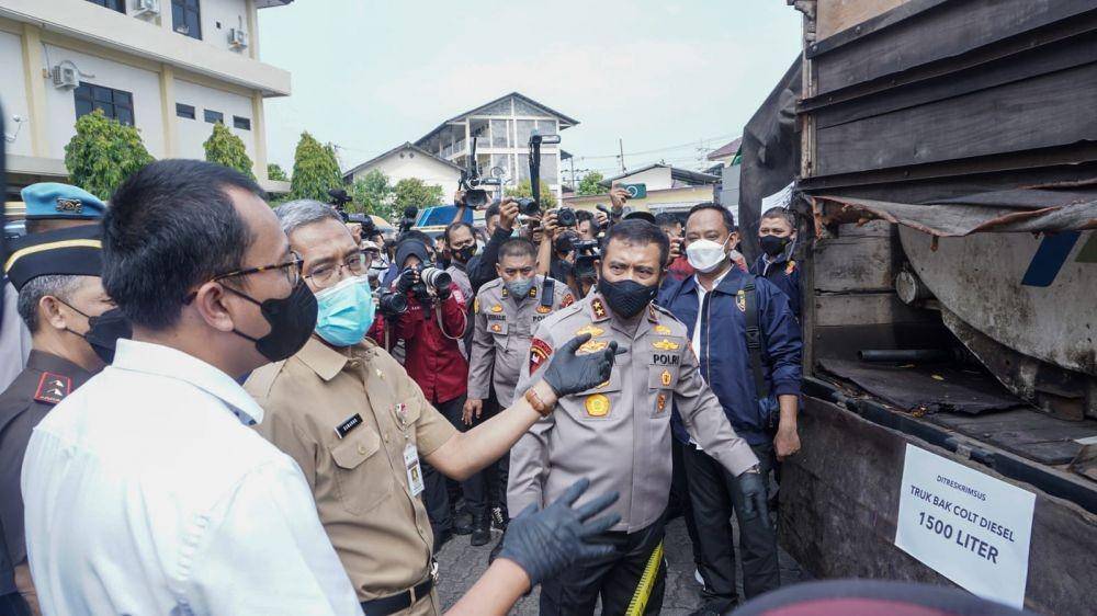 Pertamina Patra Niaga Jateng dan DI Yogyakarta dan Polda Jateng menindak oknum penjual BBM Ilegal, Senin (5/9/2022). (dok. Pertamina Patra Niaga)