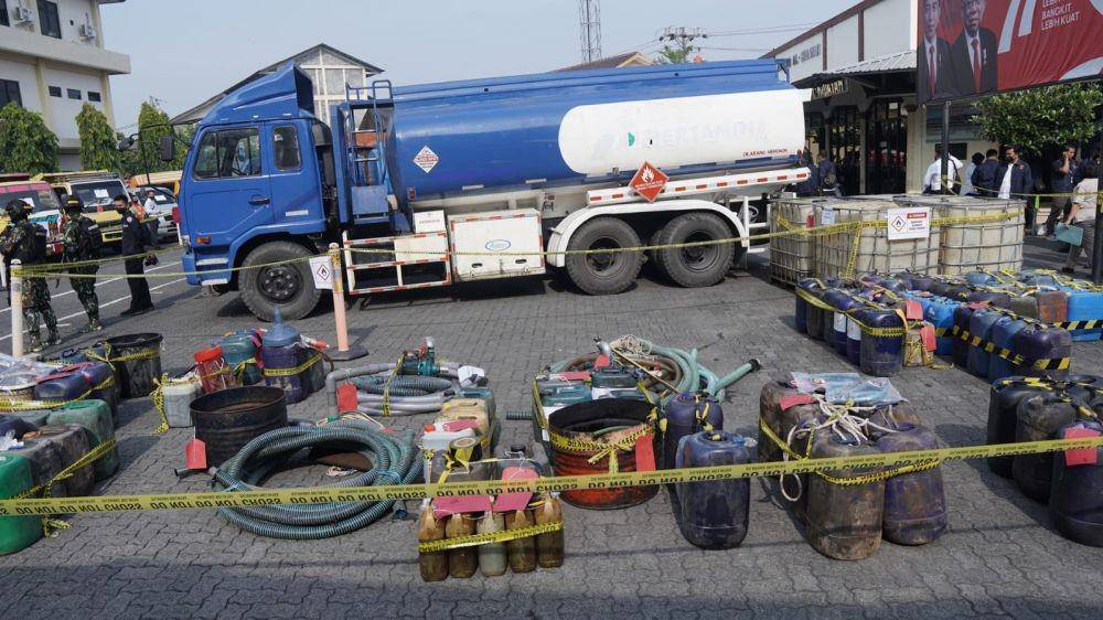 Pertamina Patra Niaga Jateng dan DI Yogyakarta dan Polda Jateng menindak oknum penjual BBM Ilegal, Senin (5/9/2022). (dok. Pertamina Patra Niaga)