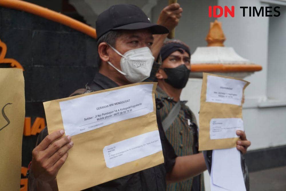 Gerakan WNI Menggugat memprotes kebijakan pemerintah menaikkan tarif BBM subsidi, Senin (5/9/2022). (IDN Times/Tunggul Damarjati)