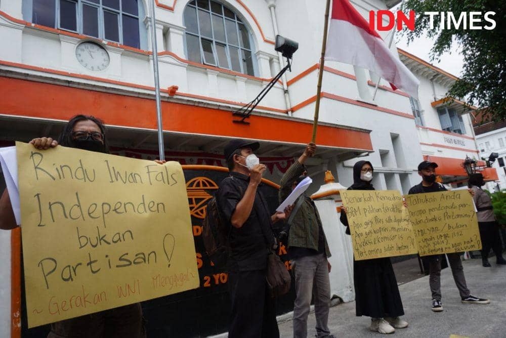 Gerakan WNI Menggugat memprotes kebijakan pemerintah menaikkan tarif BBM subsidi, Senin (5/9/2022). (IDN Times/Tunggul Damarjati)