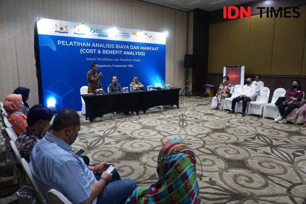 Pelatihan analisis biaya dan manfaat (cost & benefit analysis) dalam pendidikan dan pelatihan vokasi. (IDN Times/Herlambang Jati)