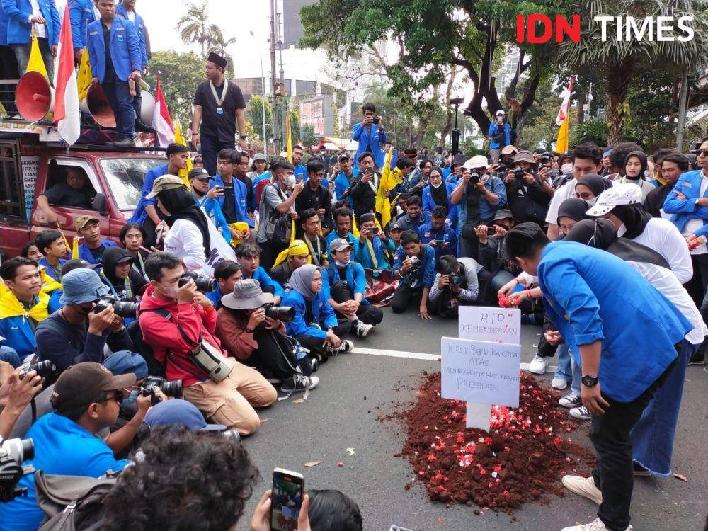 Massa aksi mahasiswa yang tergabung dalam Pergerakan Mahasiswa Islam Indonesia (PMII) berunjuk rasa menolak kenaikan harga BBM pada Senin (5/9/2022). (IDN Times/Ilman Nafi'an)