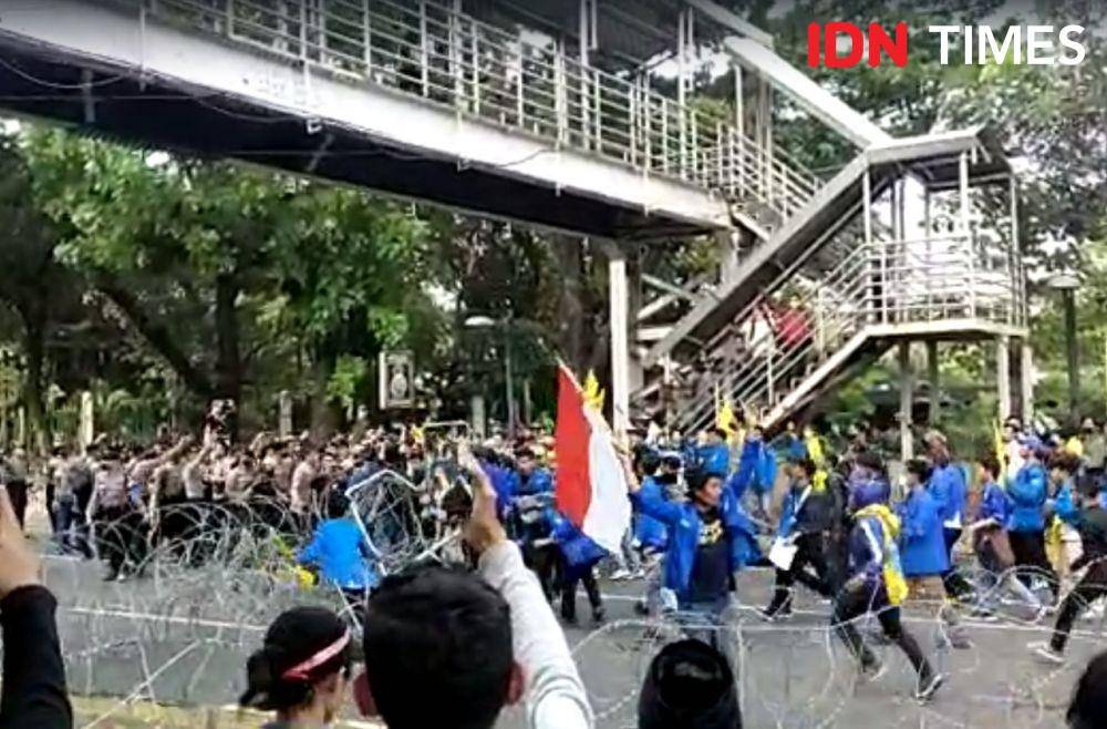 Massa aksi mahasiswa yang tergabung dalam Pergerakan Mahasiswa Islam Indonesia (PMII) berunjuk rasa menolak kenaikan harga BBM pada Senin (5/9/2022). (IDN Times/Ilman Nafi'an)
