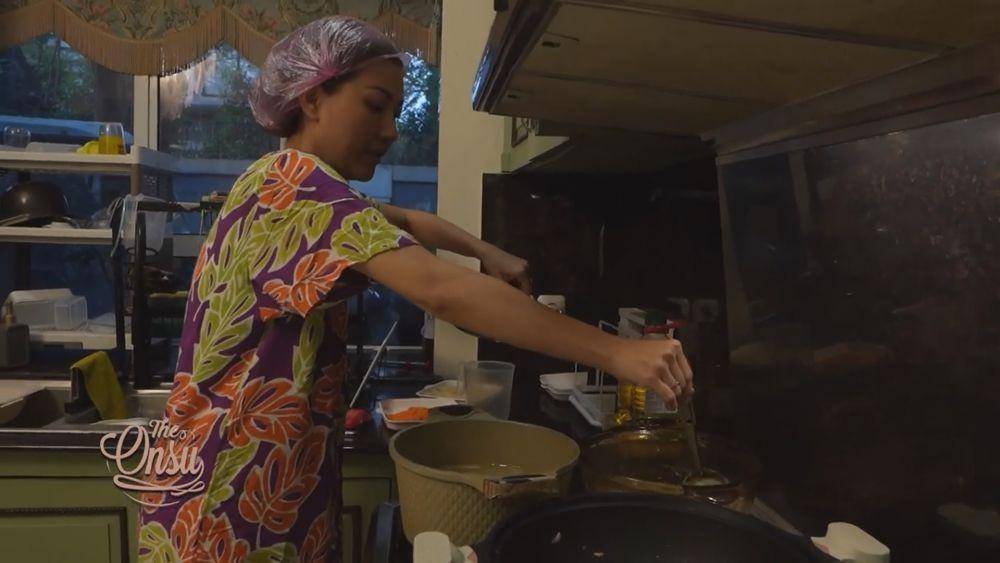Sarwendah siapin bekal sekolah anak (youtube.com/theonsu)