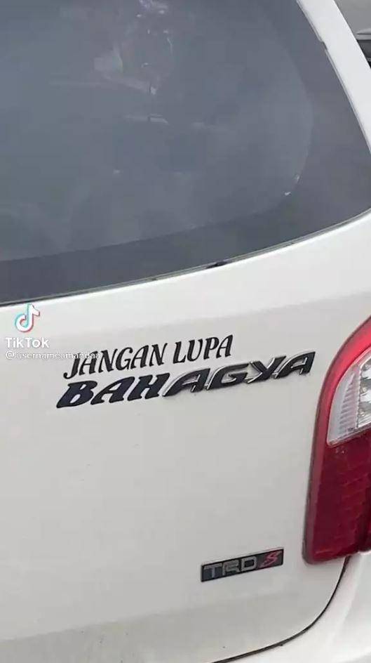 mobil difoto dari belakang kocak (tiktok.com/@usernameamandaa)