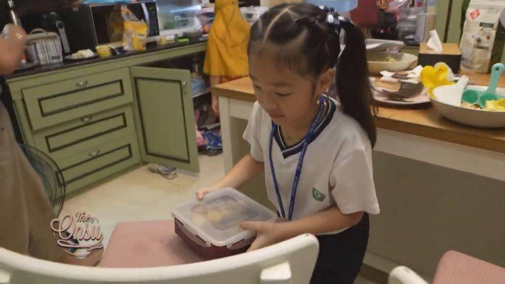 Sarwendah siapin bekal sekolah anak (youtube.com/theonsu)