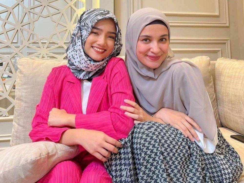 Fuji dipakein hijab sama Shireen Sungkar (instagram.com/fuji_an)