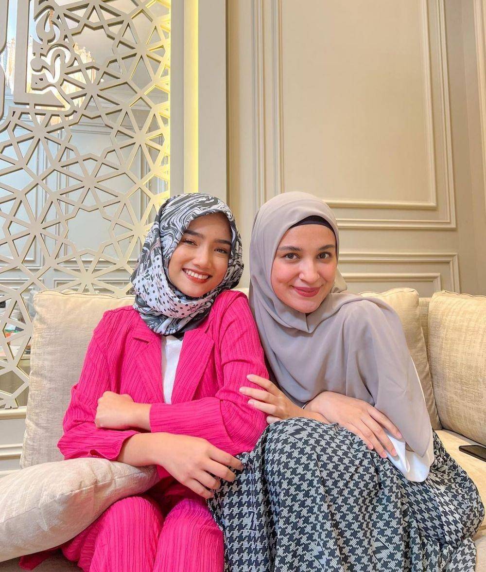 Fuji dipakein hijab sama Shireen Sungkar (instagram.com/fuji_an)