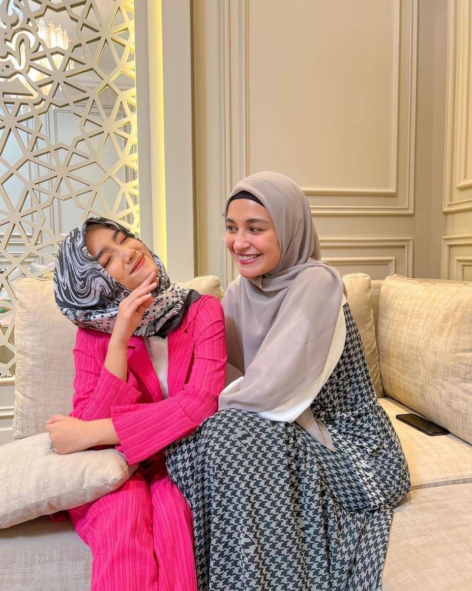 Fuji dipakein hijab sama Shireen Sungkar (instagram.com/fuji_an)