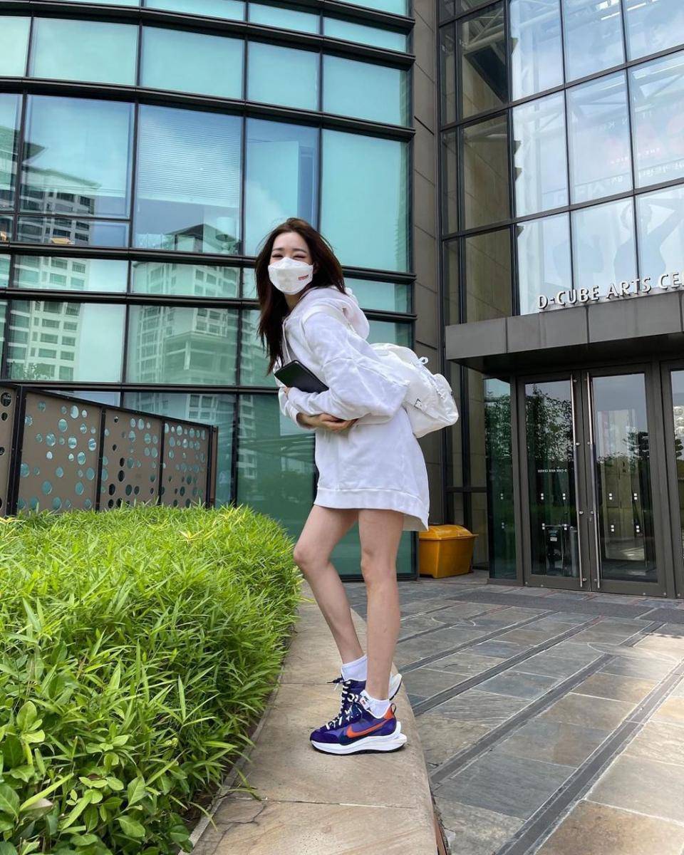 Inspirasi outfit kasual ala member SNSD (instagram.com/tiffanyyoungofficial)