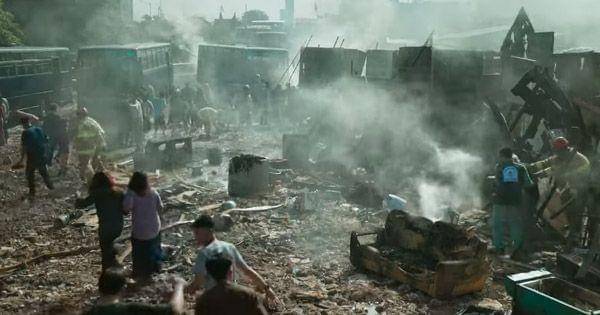 Momen pasca tragedi yang menimpa masyarakat ( Dok. Screenplay Bumi Langit / Sri Asih )