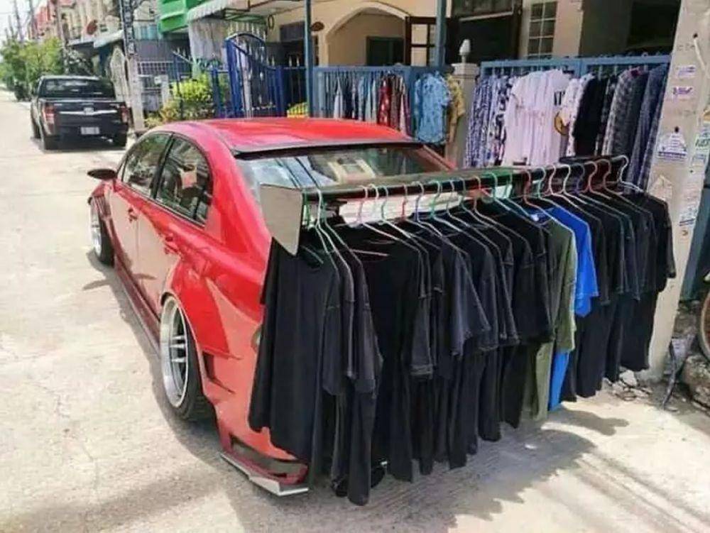 mobil difoto dari belakang kocak (instagram.com/indoricireborn)