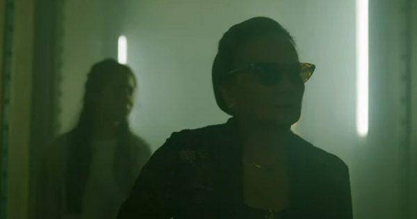 Ketua Jagabumi memandu Alana ke tempat rahasia kelompoknya  ( Dok. Screenplay Bumi Langit / Sri Asih )