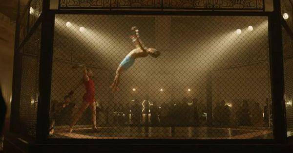 Alana memukul musuhnya sampai terpental ( Dok. Screenplay Bumi Langit / Sri Asih )