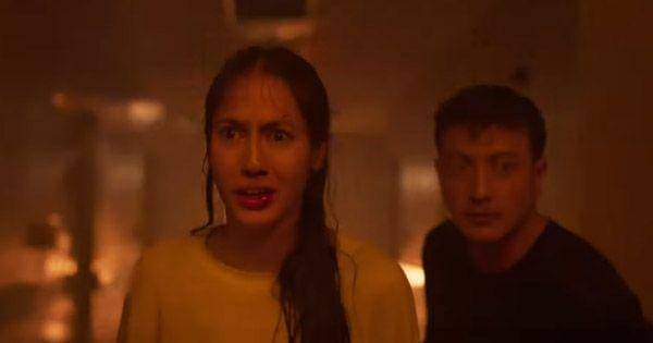 Alana baru sadar atas perbuatannya membantai para musuh ( Dok. Screenplay Bumi Langit / Sri Asih )