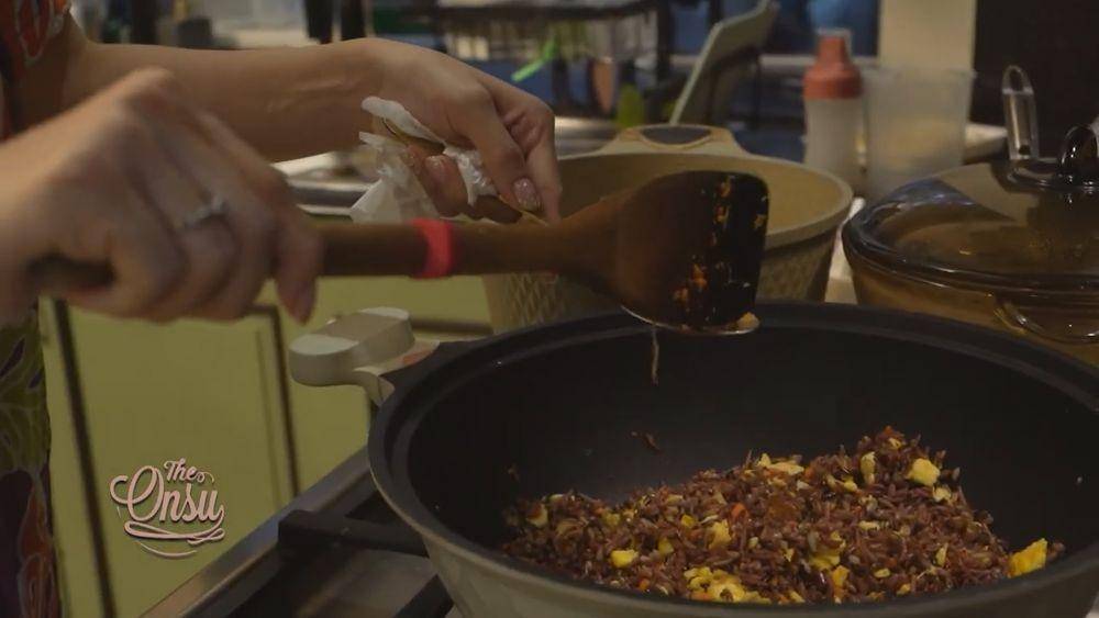 Sarwendah siapin bekal sekolah anak (youtube.com/theonsu)