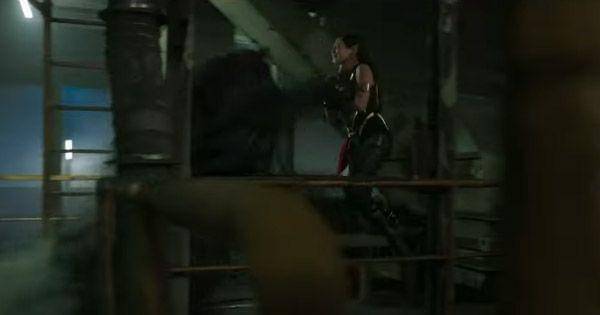 Sri Asih bertarung melawan Roh Setan ( Dok. Screenplay Bumi Langit / Sri Asih )