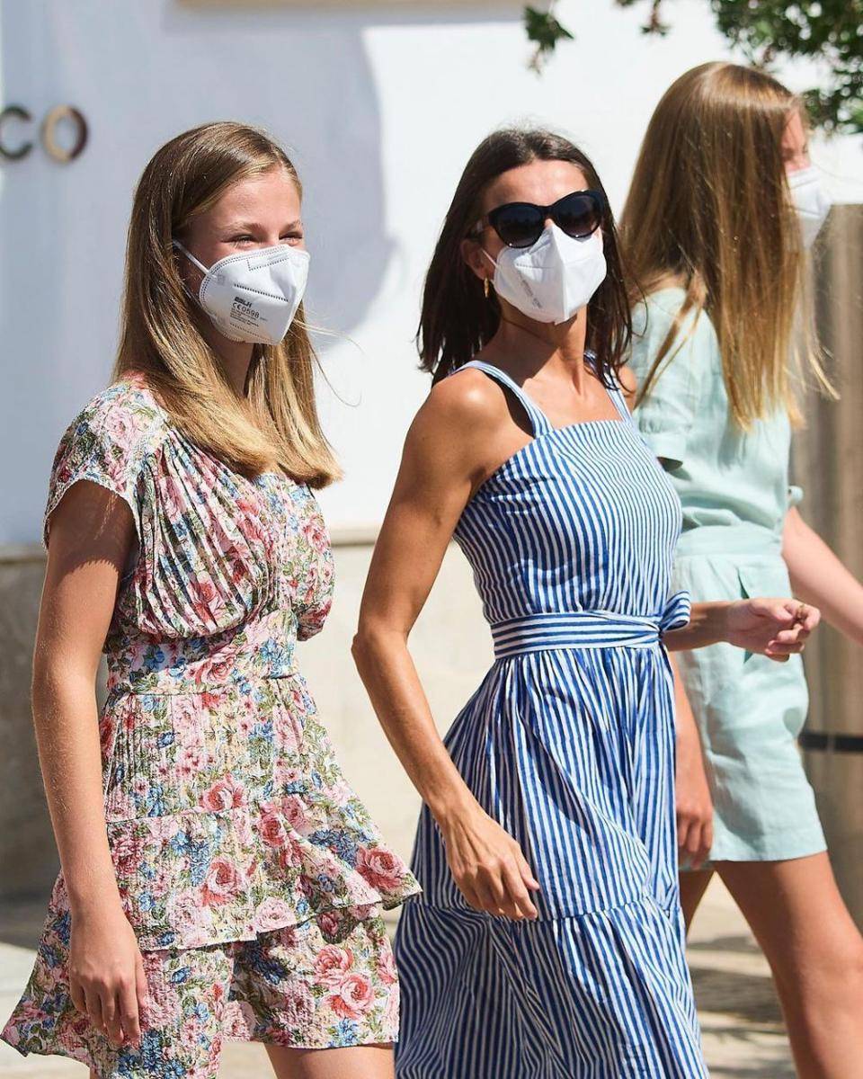 Putri Leonor dan Infanta Sofia bersama Ratu Letizia di Palma, Spanyol, 7 Agustus 2021 (instagram.com/royalsbylimitedpictures)