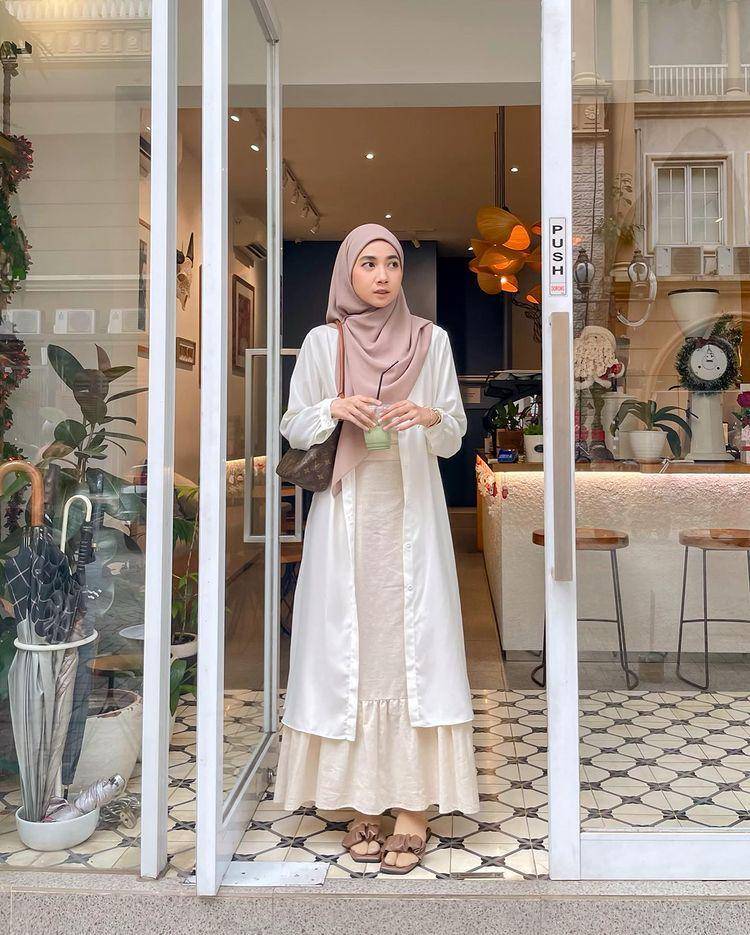 potret Richa Etika memakai long outer yang chic (instagram.com/richaeu)